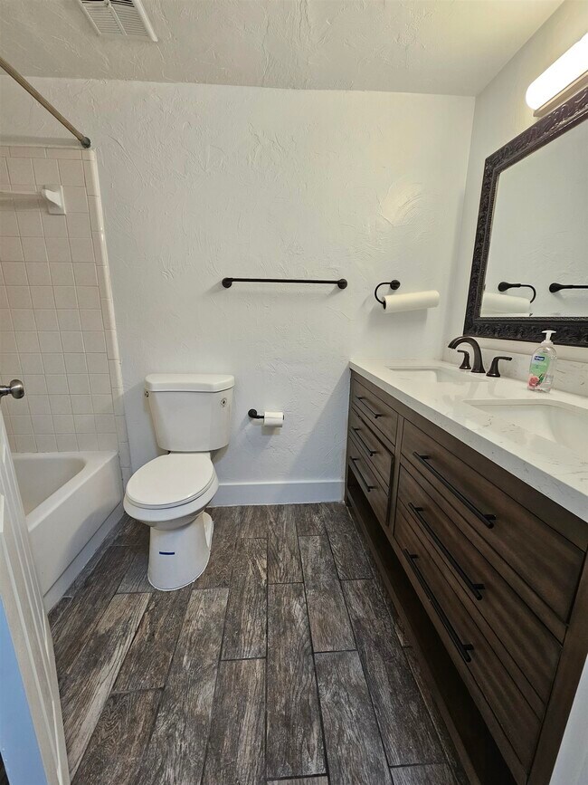 Building Photo - 1530 Live Oak Dr