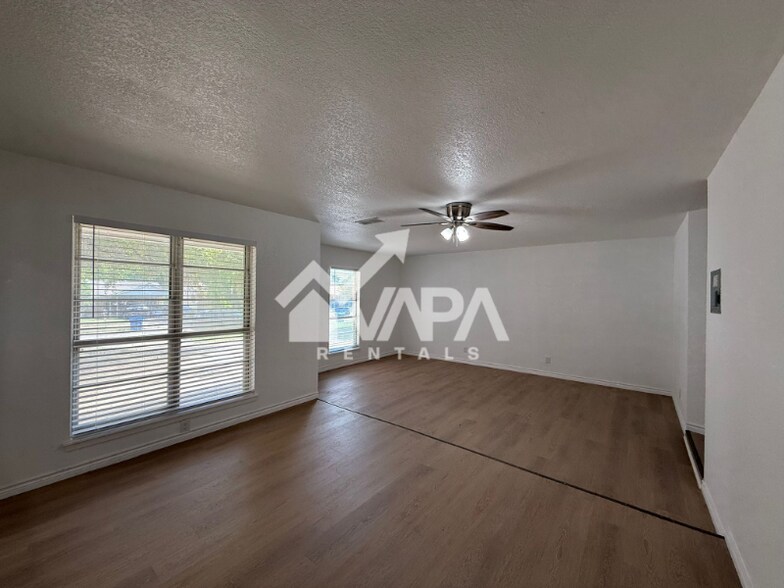 Building Photo - 7215 Hickory Grove Dr