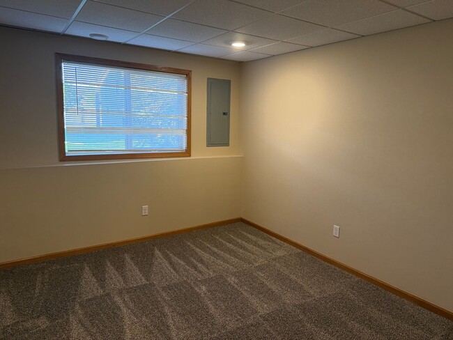 Building Photo - 3 bed 2bath townhome finished basewment , double garage, deck