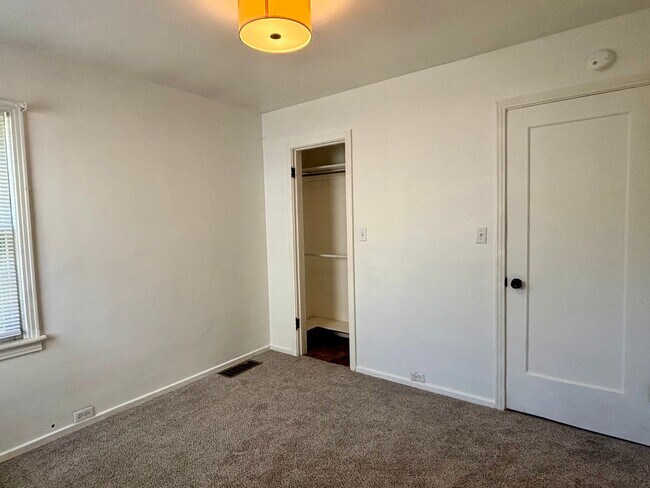 Building Photo - 3 bedroom 2 bath home centrally located!