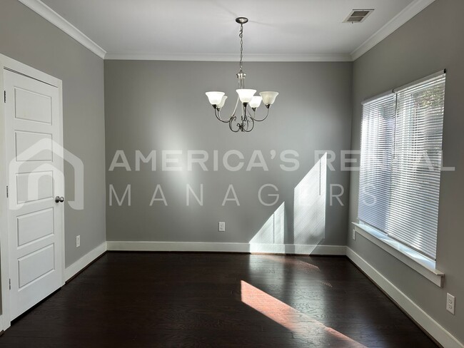 Building Photo - Townhome for Rent in Chelsea! Available to View Now!