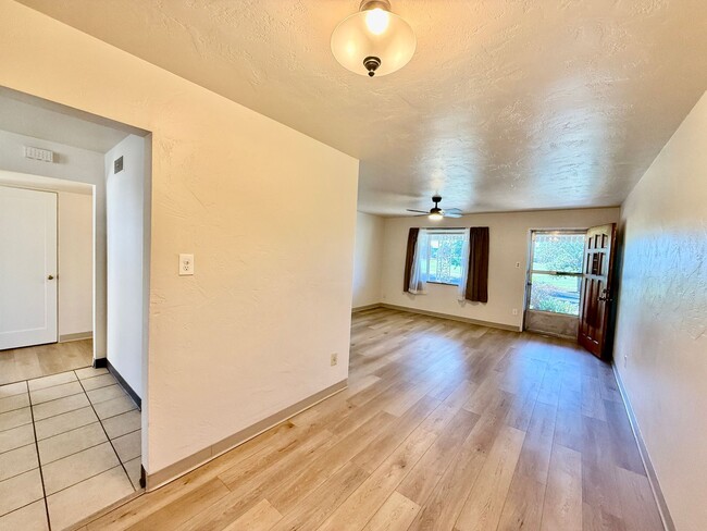 Building Photo - 1304-1308 E Pikes Peak Ave