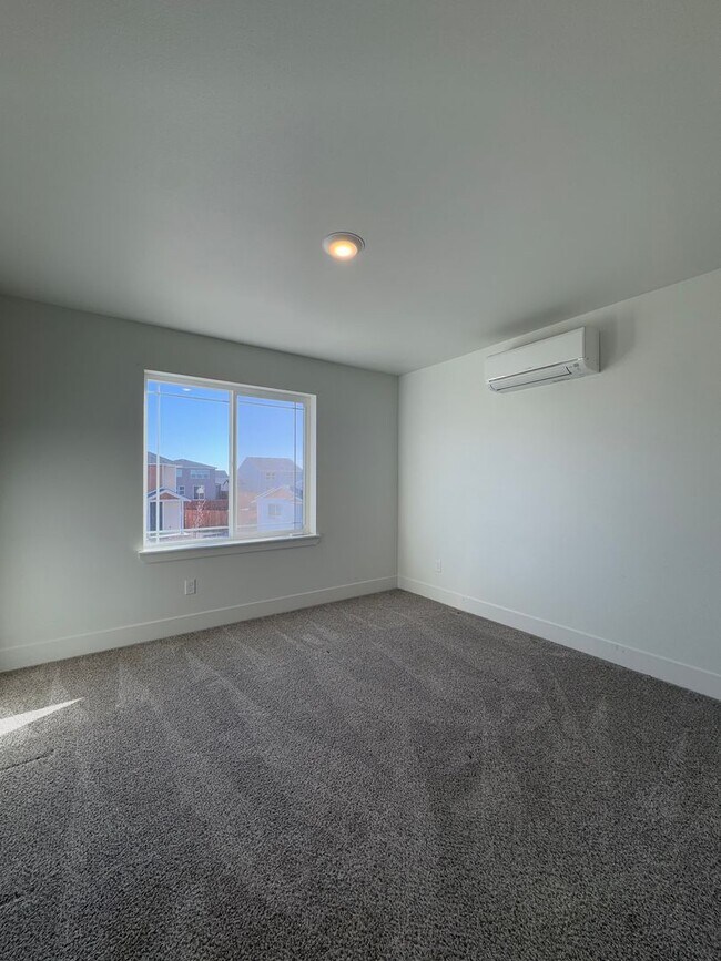 Building Photo - Peaceful Living Just Minutes from Town