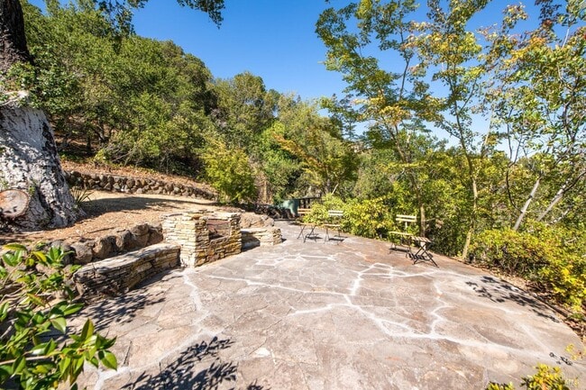 Building Photo - 20 Vista Dr