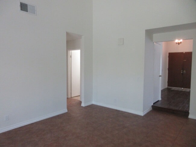 Building Photo - Beautiful updated 1-story home in Northridge