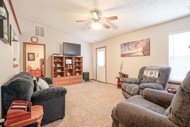 Building Photo - South side 3 Bedroom, 2 Bath Home, w/ 2 car attached garage