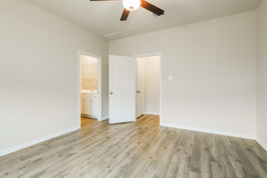 Building Photo - 16459 Hill Dr