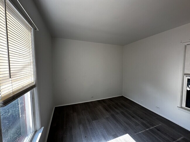 Building Photo - "Charming 1-Bed Oasis in Denver's Heart – Cozy Comforts!"
