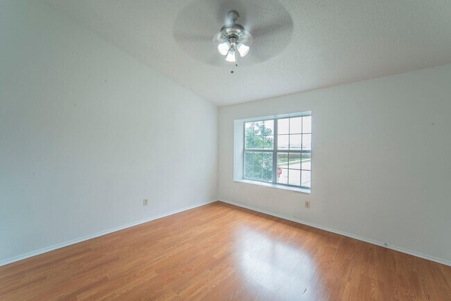 Building Photo - Spacious 4-Bedroom Home Across from the Pa...