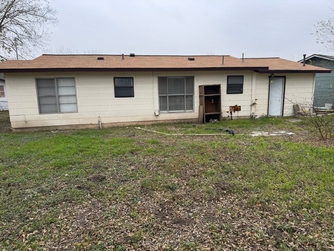 Building Photo - 245 Northview Dr