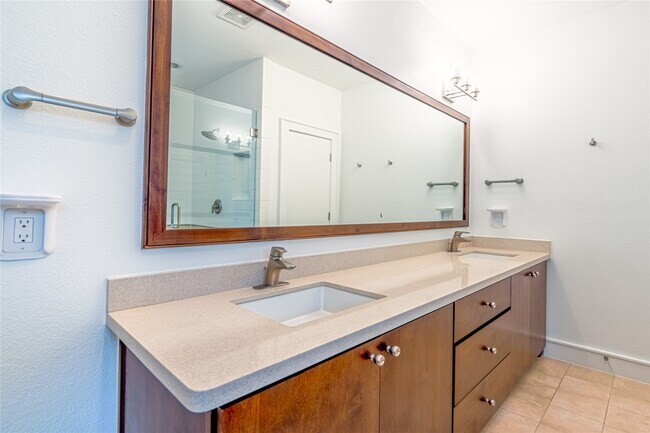 Building Photo - 5321 Lillian St