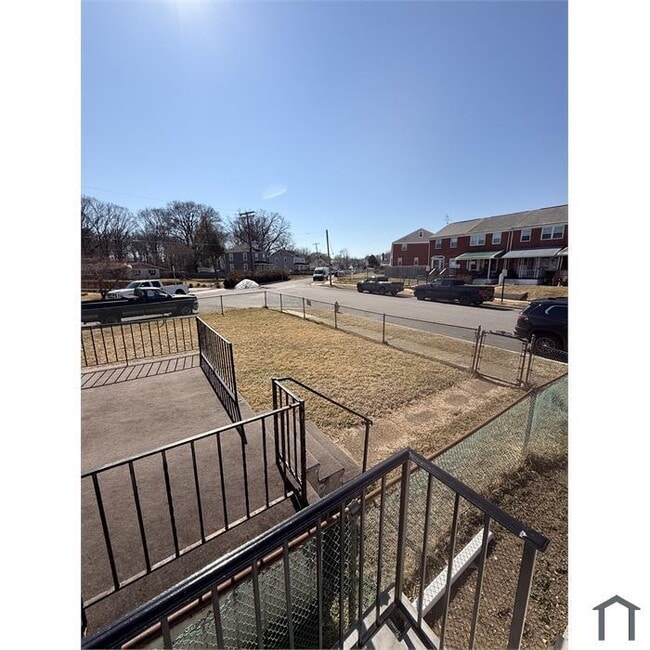 Building Photo - 3 bedroom with Parking