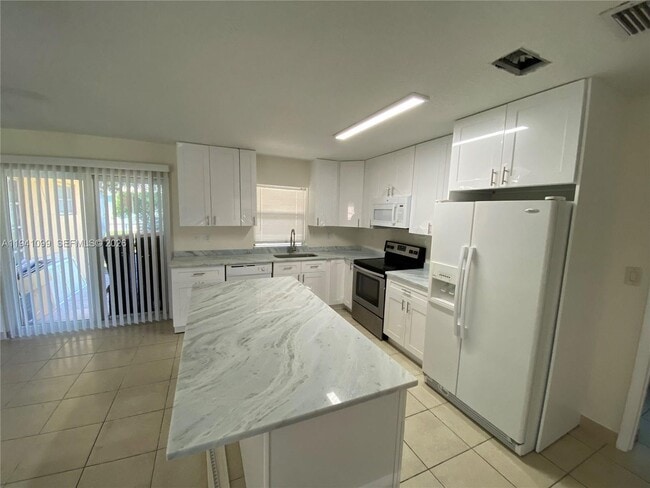 Building Photo - 851 SW 63rd Way