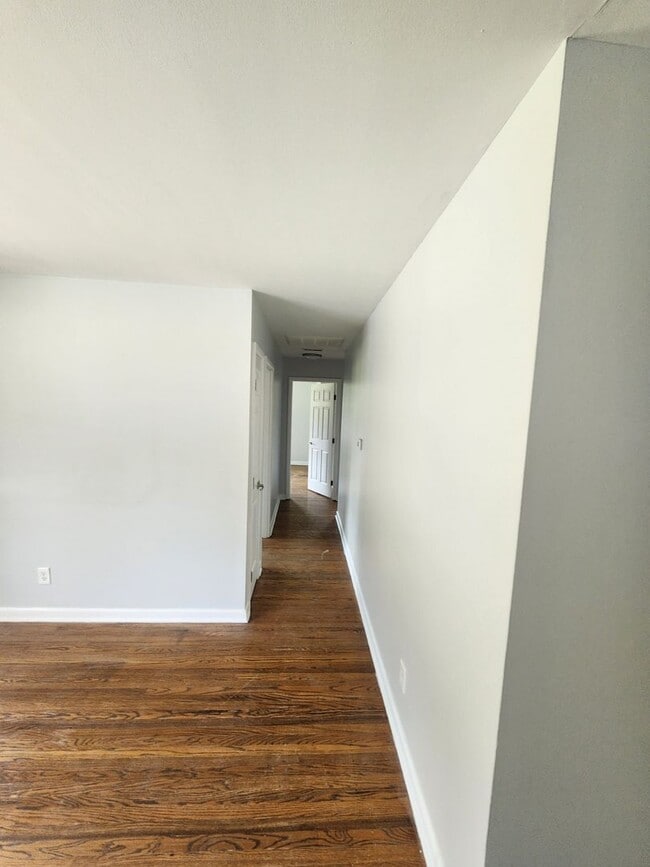 Building Photo - Beautiful 3 bedroom 1 bath with attached g...