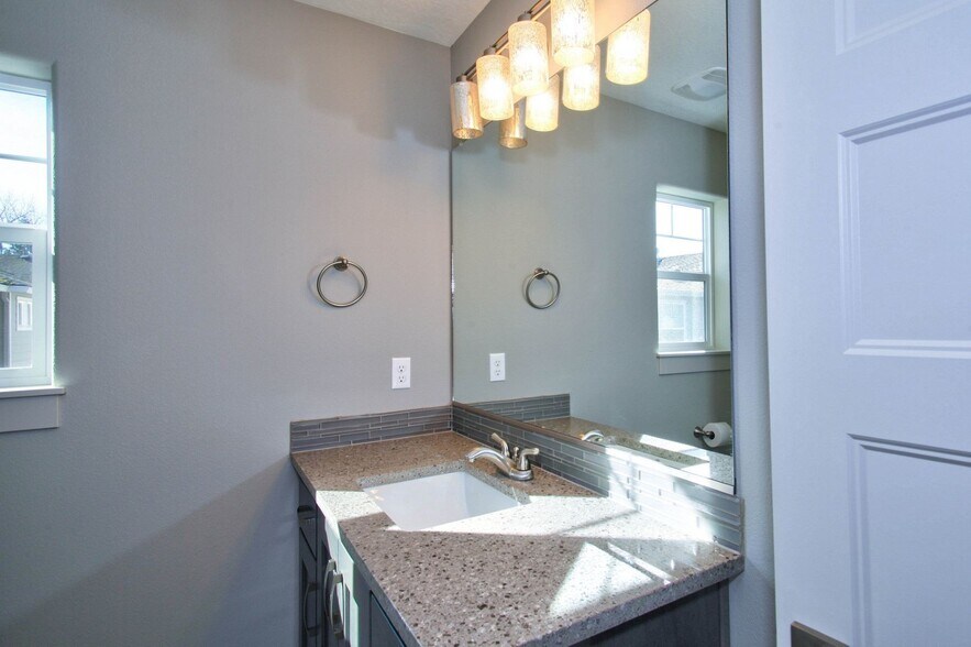 1st Master Suite Bathroom - 9424 N Macrum Ave