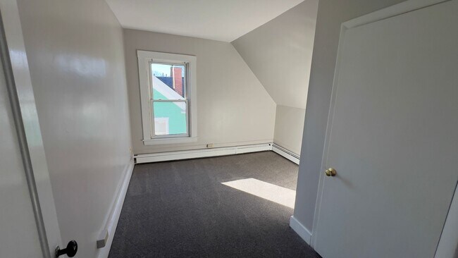 Building Photo - Spacious Sunny 2 BR-Walk to Downtown-Laund...