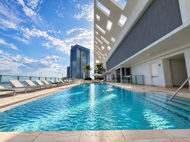 Building Photo - 1300 Brickell Bay Dr