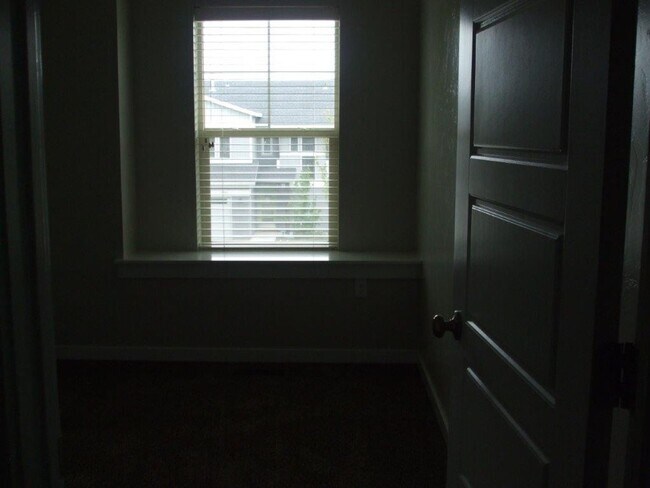 Building Photo - Beautiful  4 bed, 2.5 bath 2 car with extra deep bay and an additional office