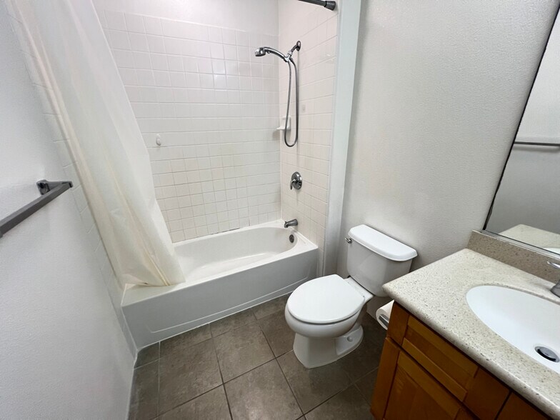 Building Photo - 91-1015-1015 Kamaaha Ave