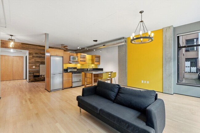 Building Photo - 1 Month Free! Modern + Spacious Pearl District Condo Including 24/7 Security +1  Secured Parking ...