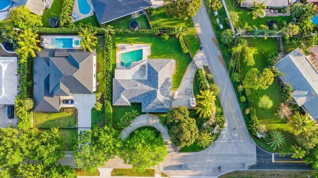 Building Photo - 305 Country Club Dr