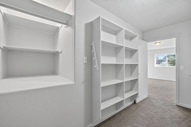 Building Photo - Impressive 5 bed/3 bath twin home in Chubbuck with just under 3000 square feet.