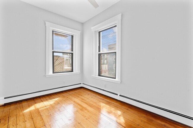 Building Photo - 106 L St