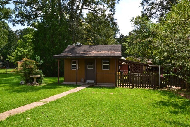 Building Photo - Baker's Historic Buffwood Subdivision, 3 bedroom, 2 bath home loaded with amenities
