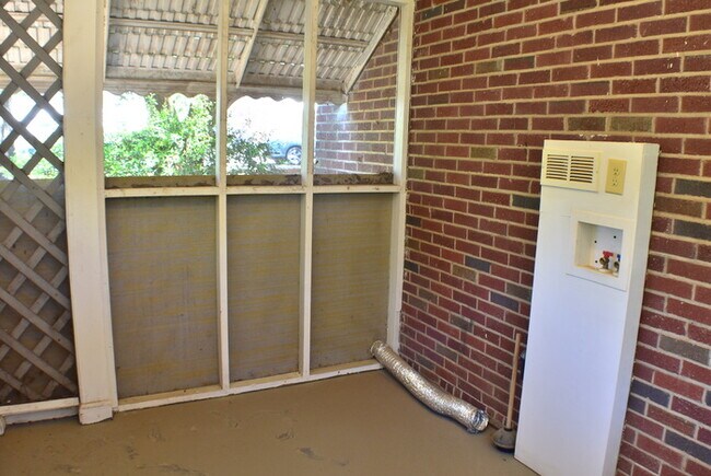 Building Photo - 130 Duke Avenue