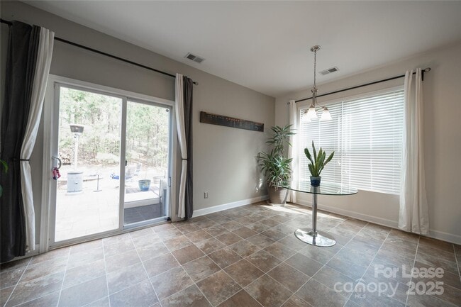 Building Photo - 4938 El Molino Dr