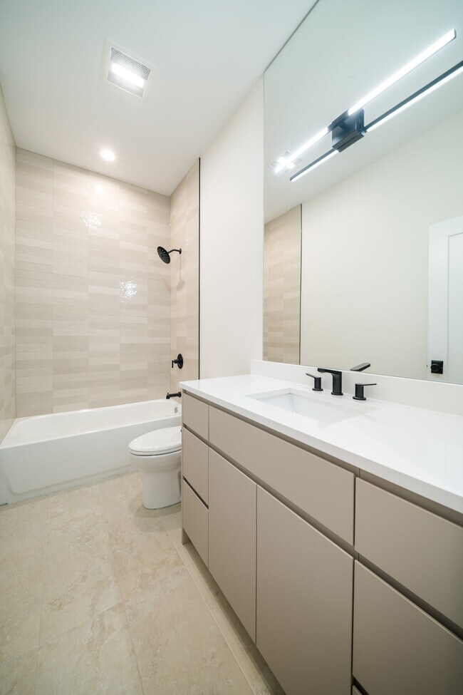 Building Photo - 406 E 50th Pl
