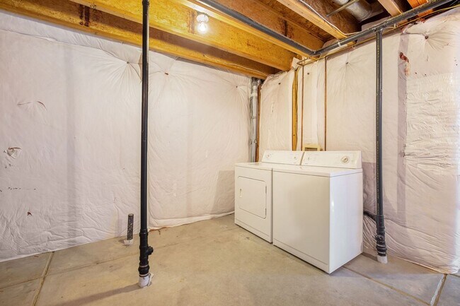 Building Photo - 2 bedroom, 3 bath townhome is now available. *5 MONTH LEASE WITH OPTION TO RENEW FOR 12*