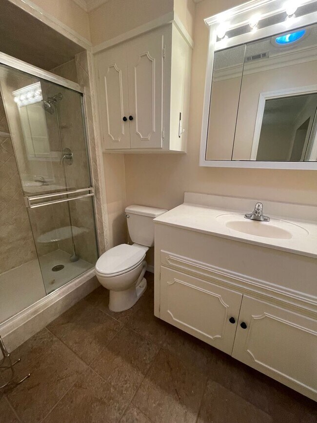 Building Photo - Gorgeous 3 Bedroom Home with Sunroom and Bonus Room!