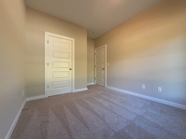 Building Photo - Home for rent in Riverside!