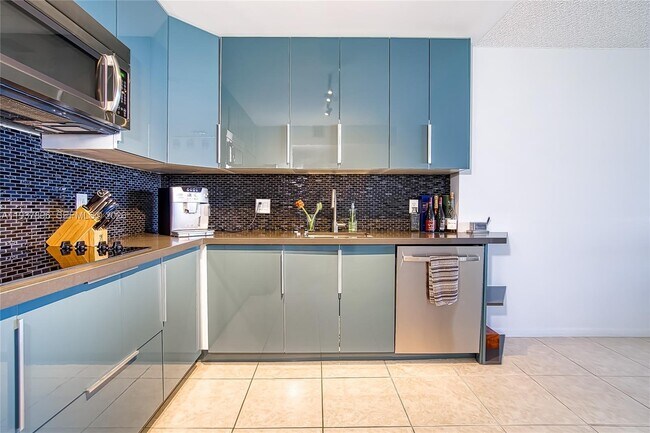 Building Photo - 2500 Parkview Dr