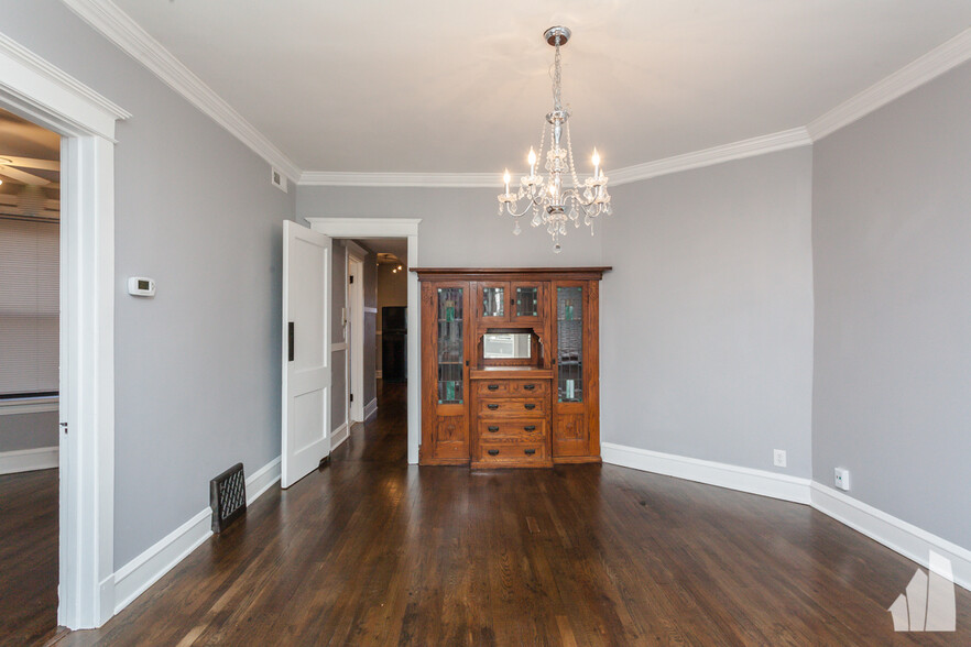 Building Photo - 3253 N Kenmore Ave