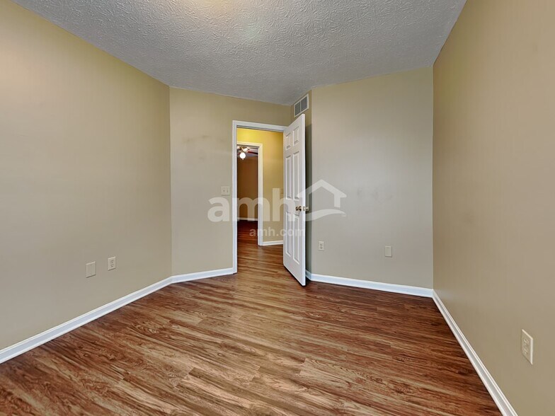 Building Photo - 1415 E Kearney Ln