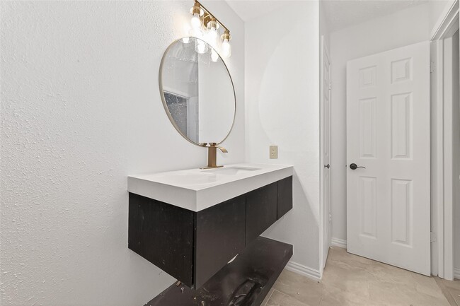 Building Photo - 16235 La Terra Dr