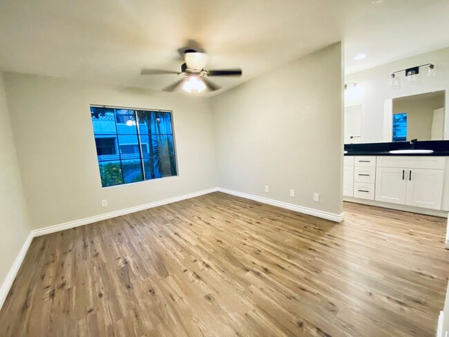 Building Photo - Beautifully remodeled spacious 1 Bedroom r...