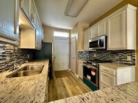 Building Photo - 4/4 Duplex in the Baylor Bubble!