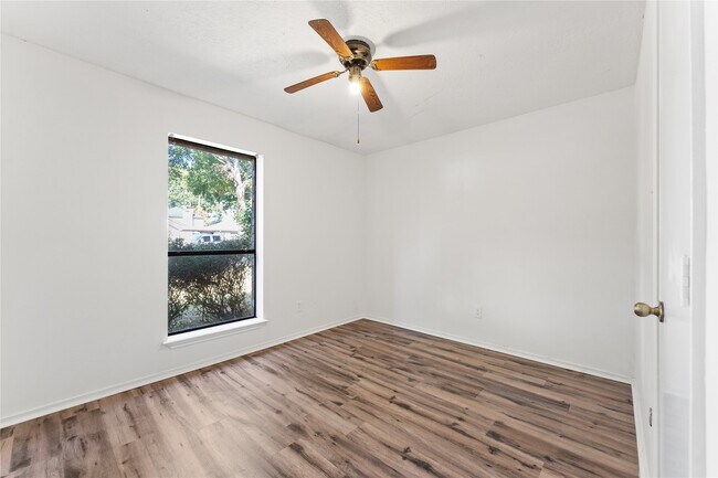 Building Photo - 9723 Cedar Bluff Dr