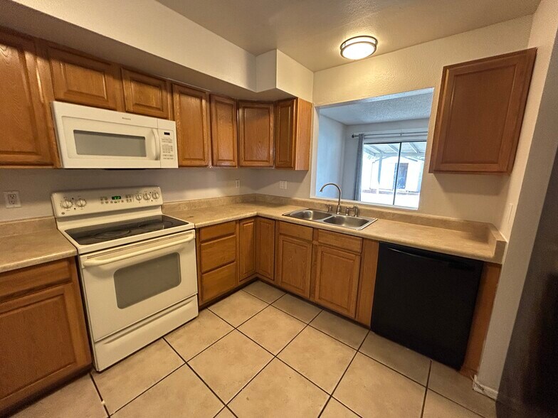 Building Photo - 6150 W Mauna Loa Ln