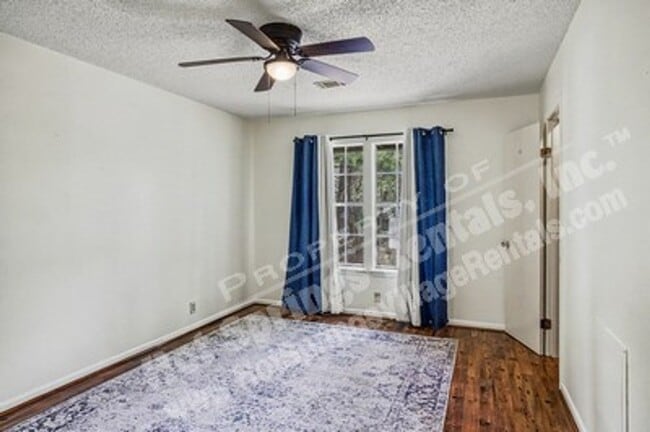 Building Photo - Two-Level Townhome in DeSoto Courts