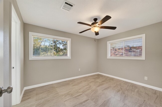 Building Photo - 7814 Pin Oak Dr