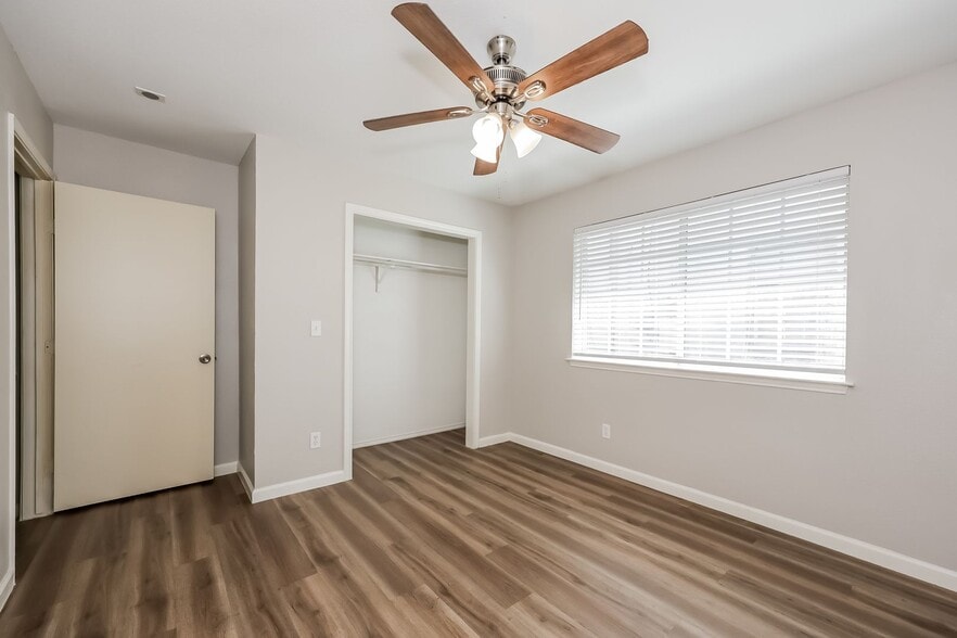 Building Photo - 321 Meadow Park Dr