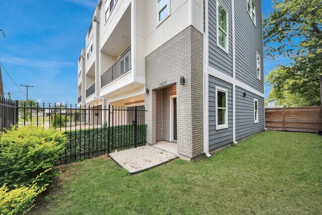 Building Photo - 2007 Briley St