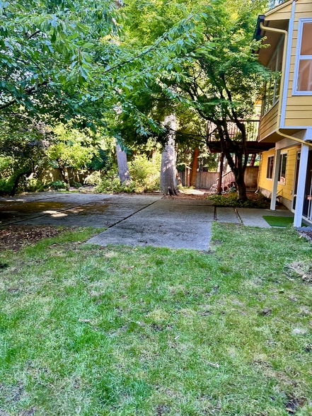 backyard - 1647 Jeannette Plz NW