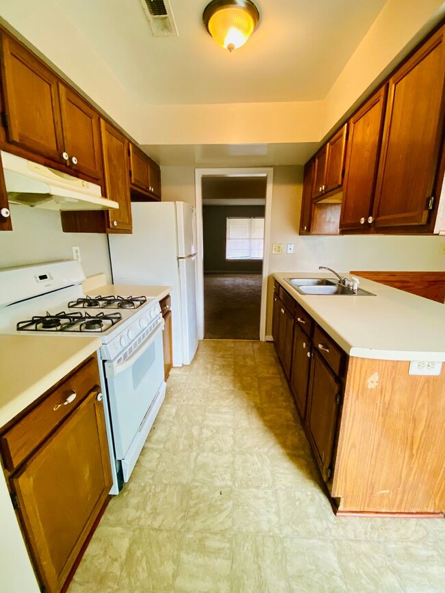 Building Photo - Adorable 3 bdrm/1.5 bath Home Located Clos...