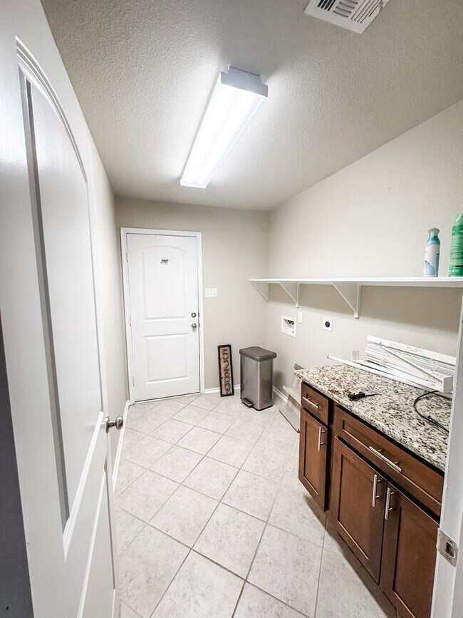 Building Photo - Quiet 3/2 House in Meadowcreek w/ Aug Move in!