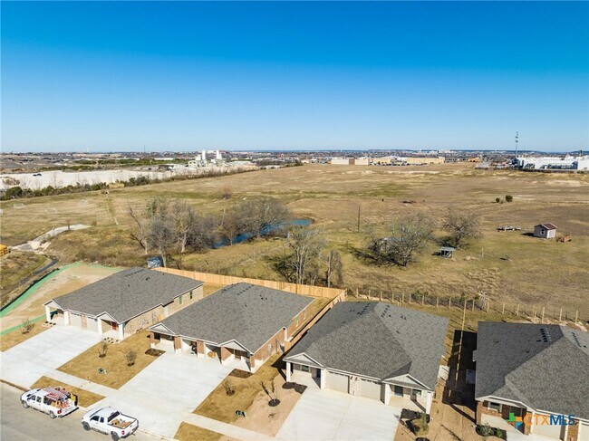 Building Photo - 3505 Abraham Dr